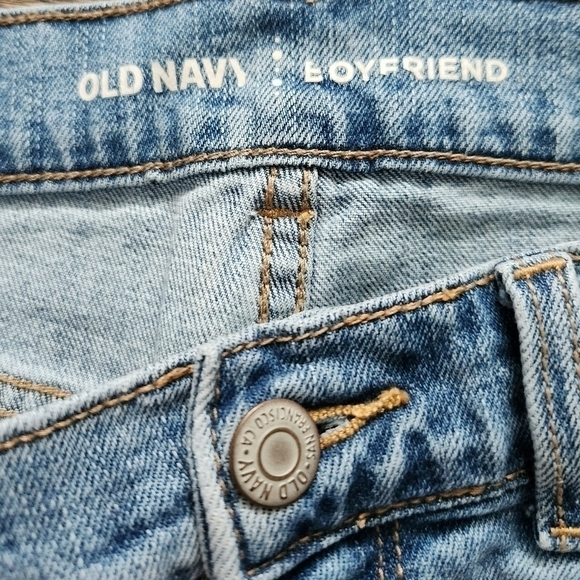 Old Navy Boyfriend Distressed Jean Shorts 6 - Picture 5 of 6